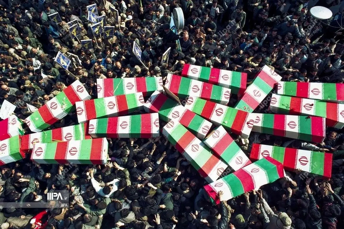 عکسهای منتشر نشده از تشییع پیکر ۳۰۰۰ شهید در سال ۷۳