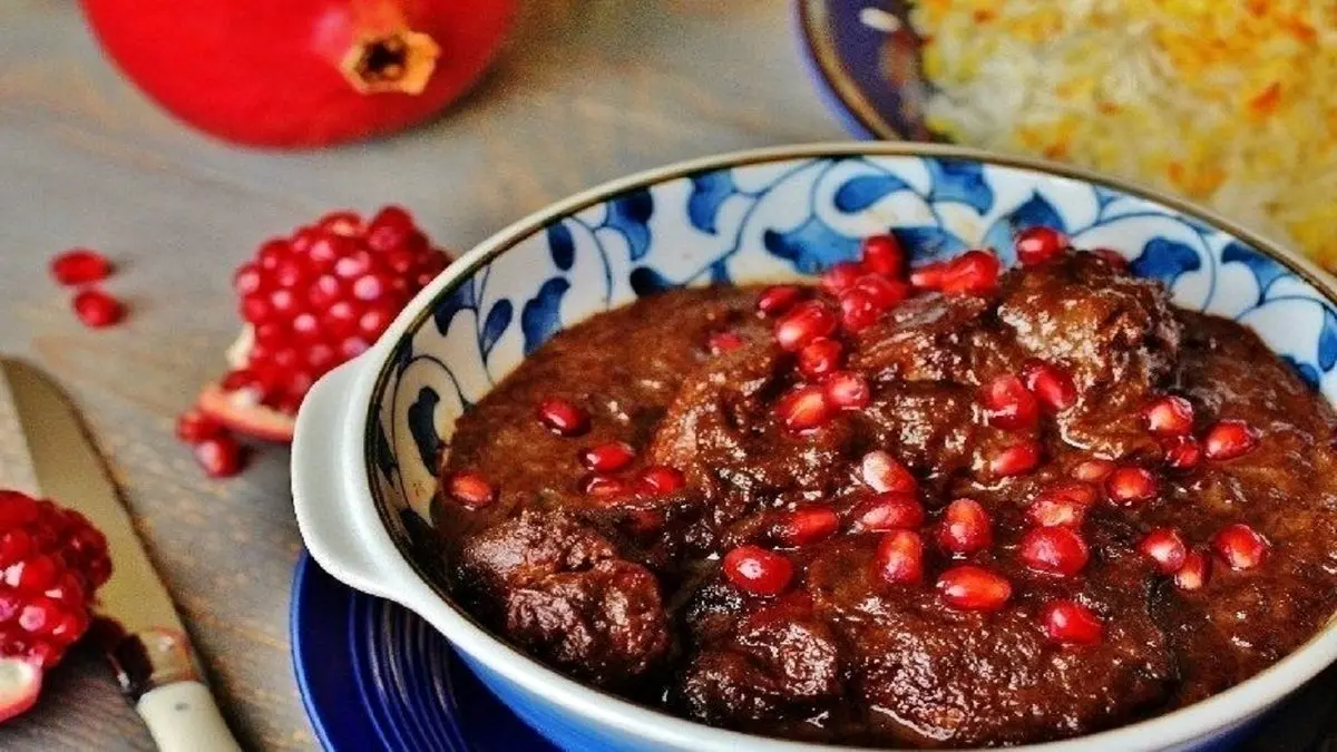 طرز تهیه خورش فسنجان مجلسی با مرغ به روغن افتاده