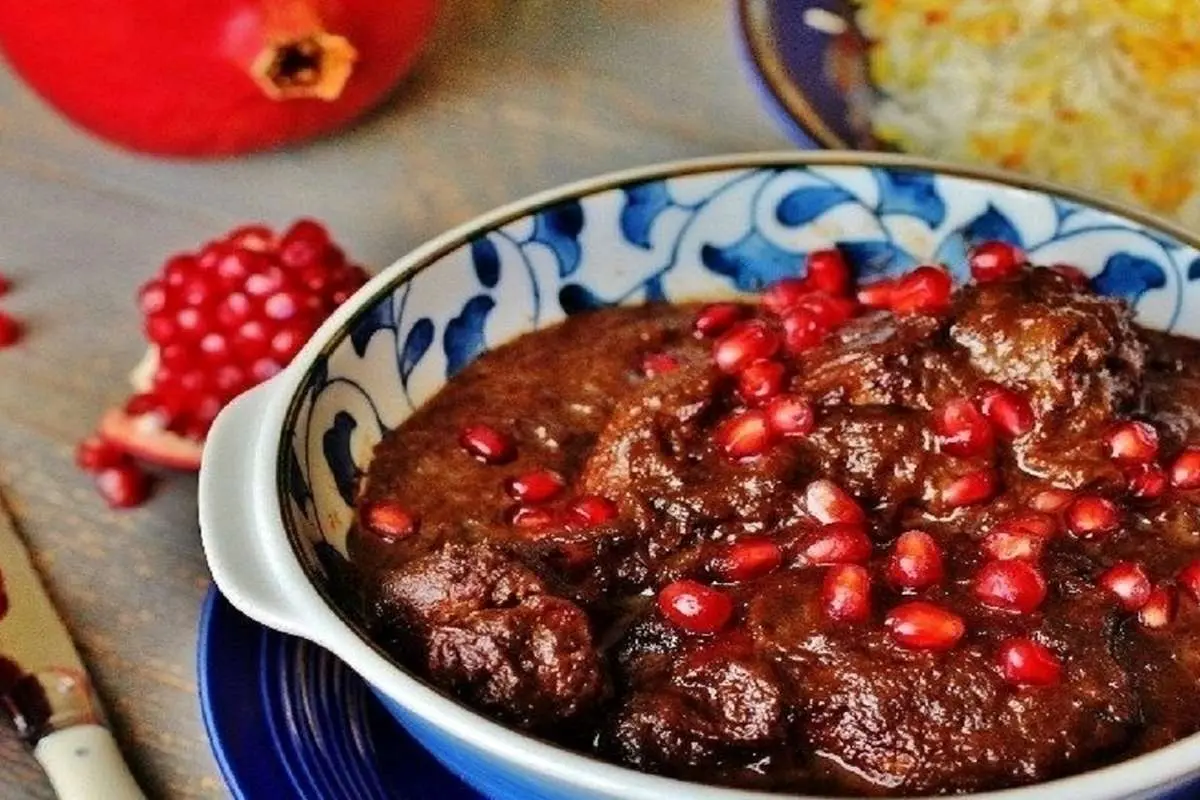 طرز تهیه خورش فسنجان مجلسی با مرغ به روغن افتاده