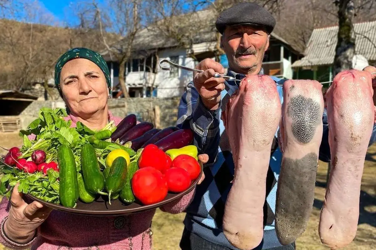 (ویدئو) کباب کردن سه زبان بزرگ گاو به سبک خانواده آذربایجانی در یک روستای بهشتی