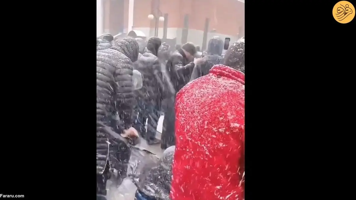 (ویدئو) نماز جمعه زیر بارش شدید برف