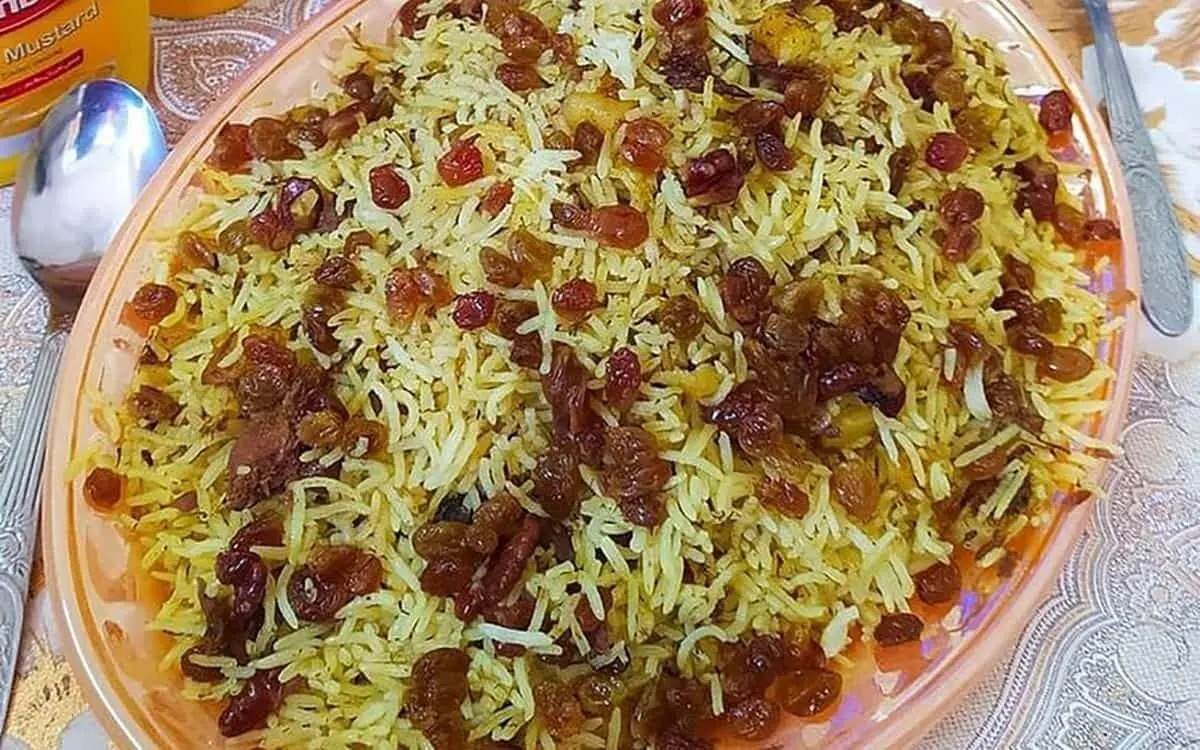 طرز تهیه کشمش پلو مازندرانی مجلسی؛ با مرغ زعفرانی