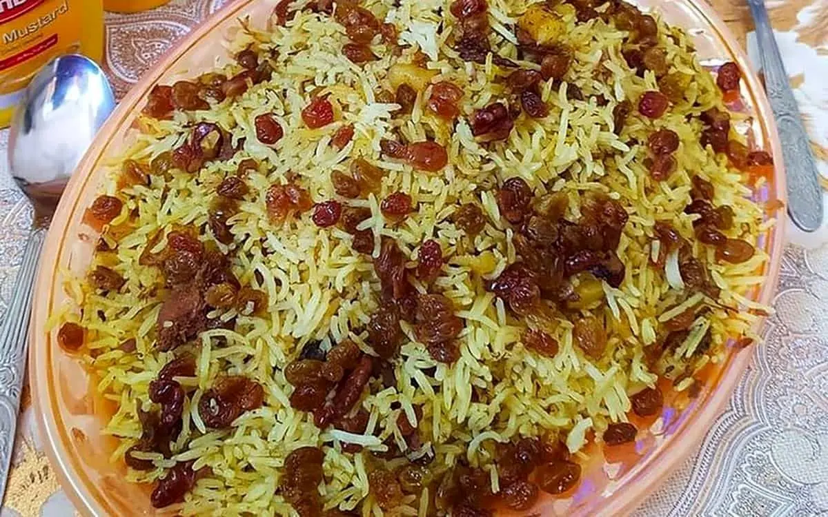طرز تهیه کشمش پلو مازندرانی مجلسی؛ با مرغ زعفرانی