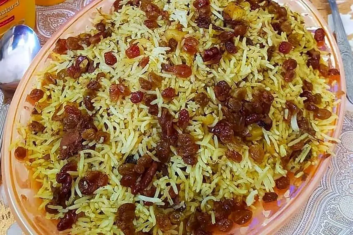 طرز تهیه کشمش پلو مازندرانی مجلسی؛ با مرغ زعفرانی