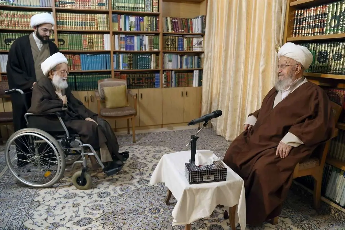 (عکس) شیخ عیسی قاسم با ویلچر به دیدار آیتالله مکارم رفت