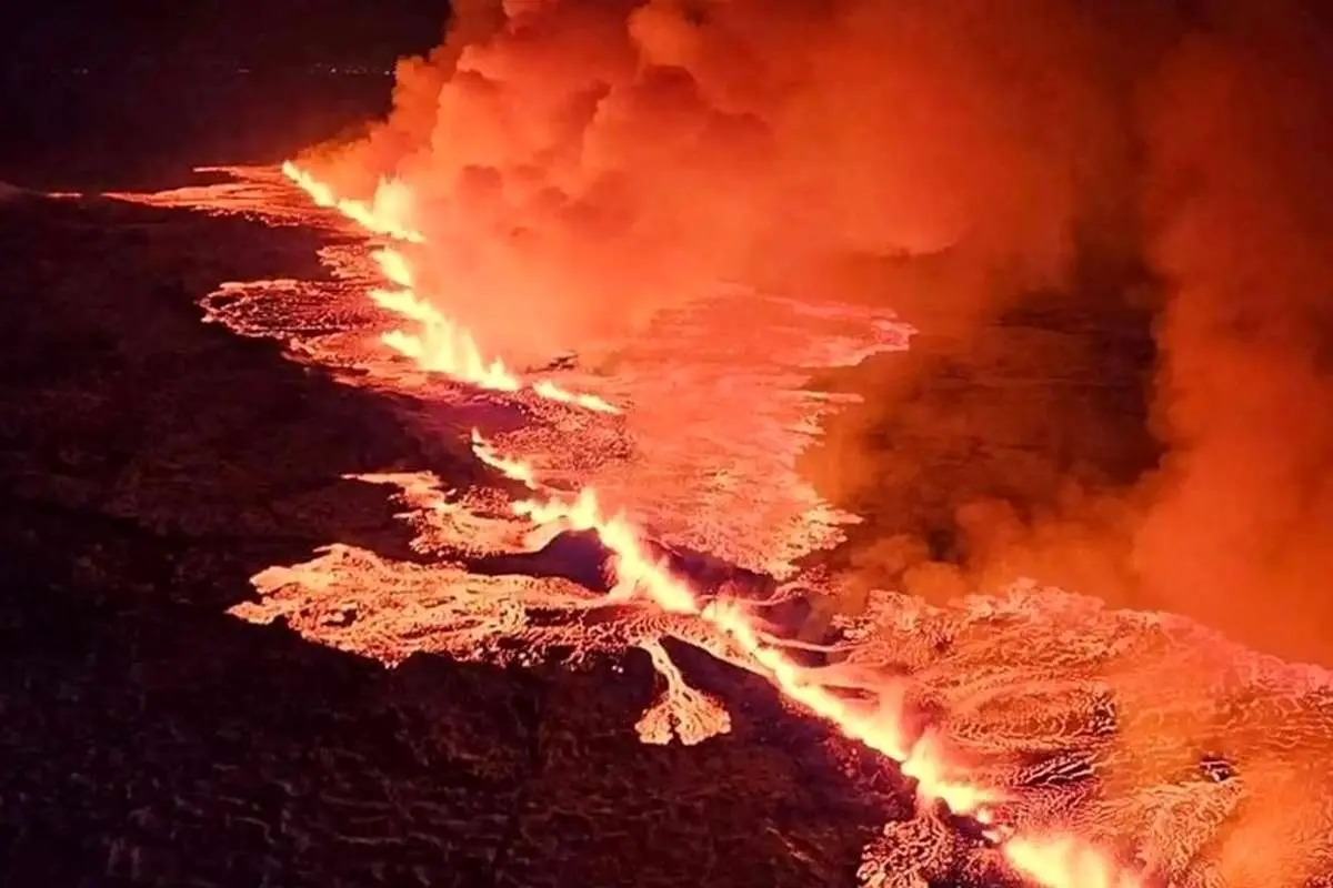 (ویدئو) لحظه دیدنی خروج مواد مذاب از دل زمین