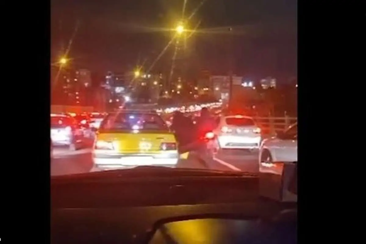 (ویدئو) موبایل قاپی از داخل یک تاکسی در تهران