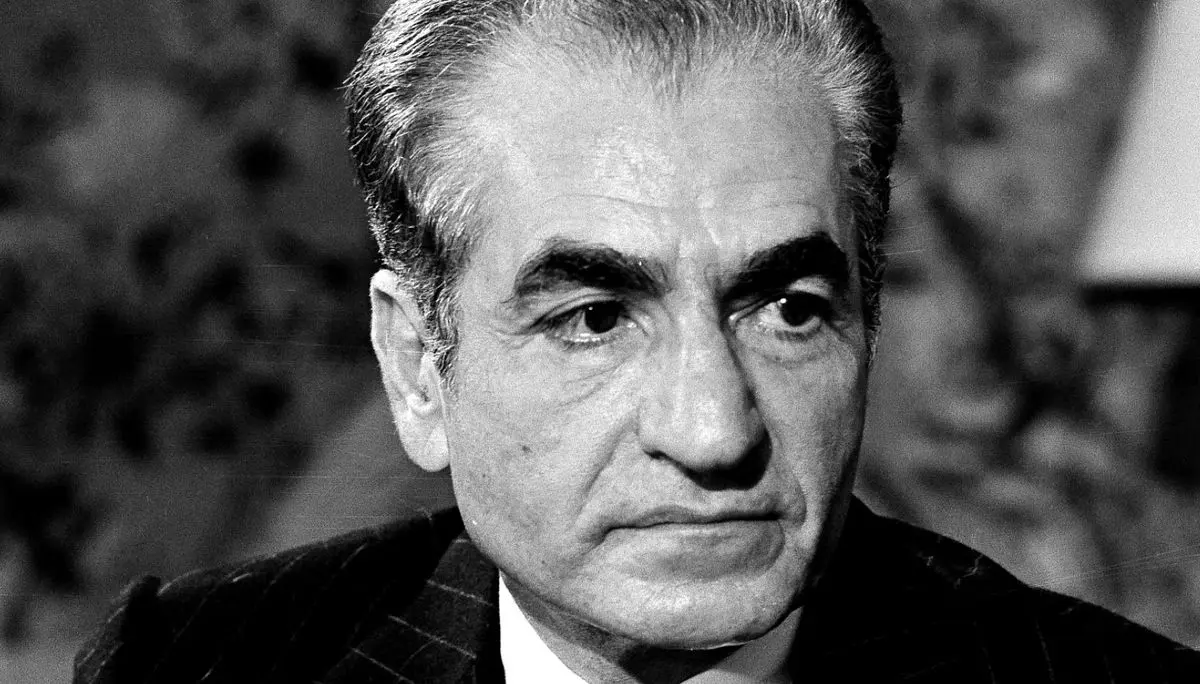 (عکس) شاه در حال خواندنِ خوش‌ترین خبرِ عمرش در ایتالیا؛ «مصدق ساقط شد، می‌توانی برگردی!»