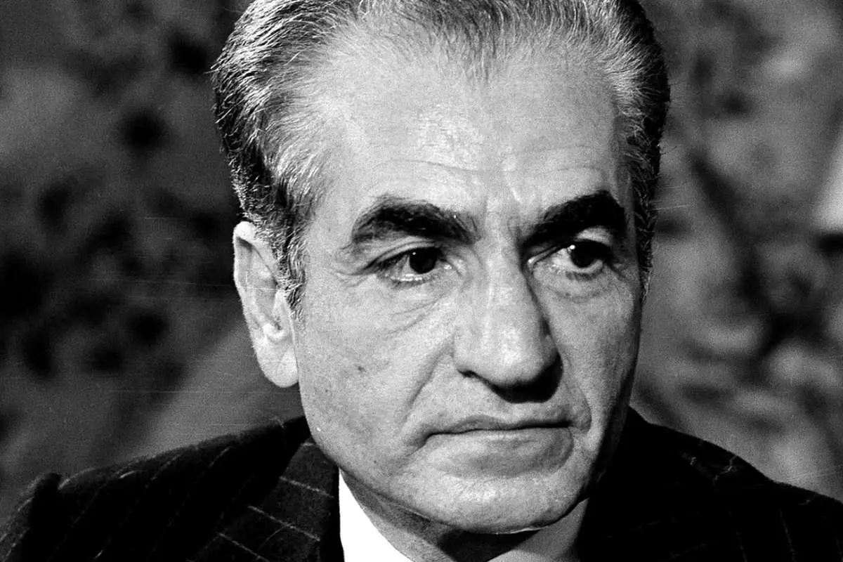 (عکس) شاه در حال خواندنِ خوشترین خبرِ عمرش در ایتالیا؛ «مصدق ساقط شد، میتوانی برگردی!»
