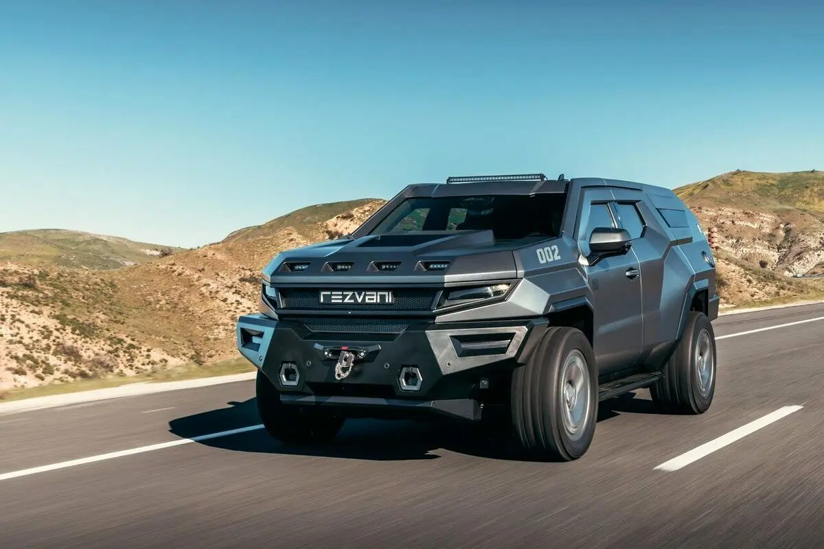 (ویدیو) رضوانی غول‌ پیکر در خیابان‌ فرشته؛ واقعی یا کیک؟