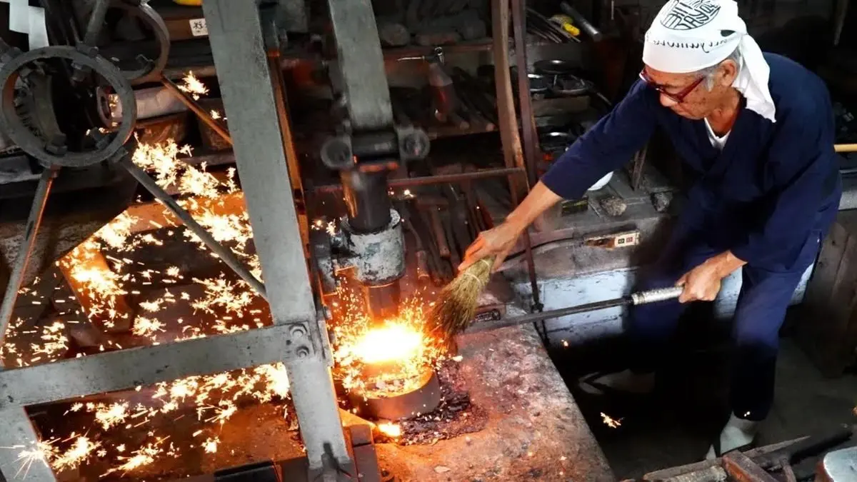 (ویدئو) مشهورترین شمشیر‌های سامورایی ژاپن را این پیرمرد ۷۵ ساله می‌سازد