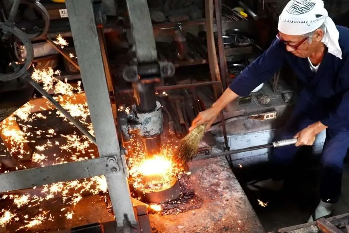 (ویدئو) مشهورترین شمشیر‌های سامورایی ژاپن را این پیرمرد ۷۵ ساله می‌سازد