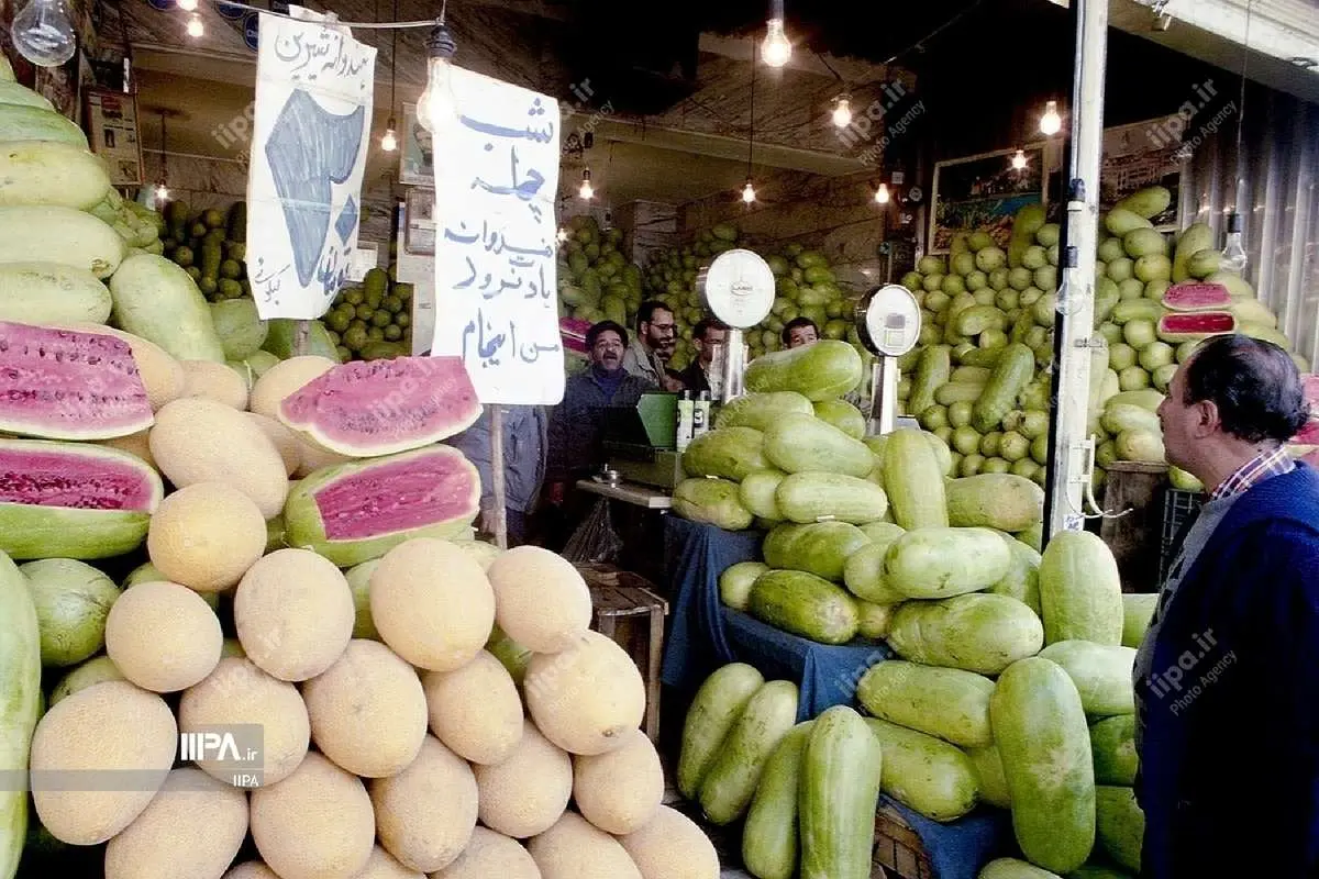(تصاویر) خرید شب یلدا در دهه هفتاد، آجیل کیلویی ۶۰۰، هندوانه ۲۰
