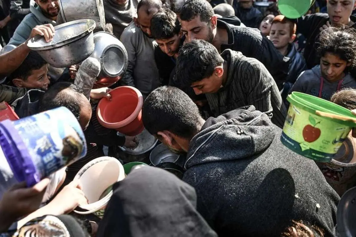 (تصاویر) صف طولانی فلسطینیهای قابلمه به دست