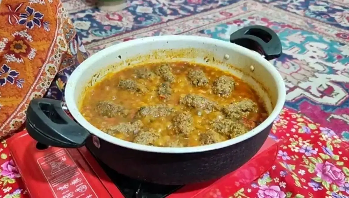 (ویدئو) طبخ گشنیز کباب توسط بانوی ارومیه‌ای