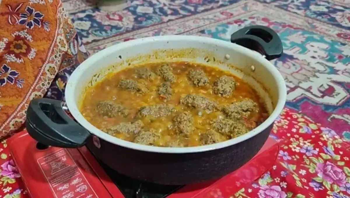 (ویدئو) طبخ گشنیز کباب توسط بانوی ارومیه‌ای