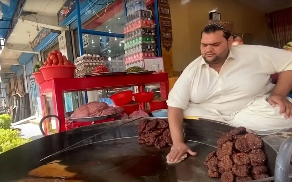 (ویدئو) غذای مشهور خیابانی در افغانستان؛ پخت چاپلی کباب به سبک آدم خان