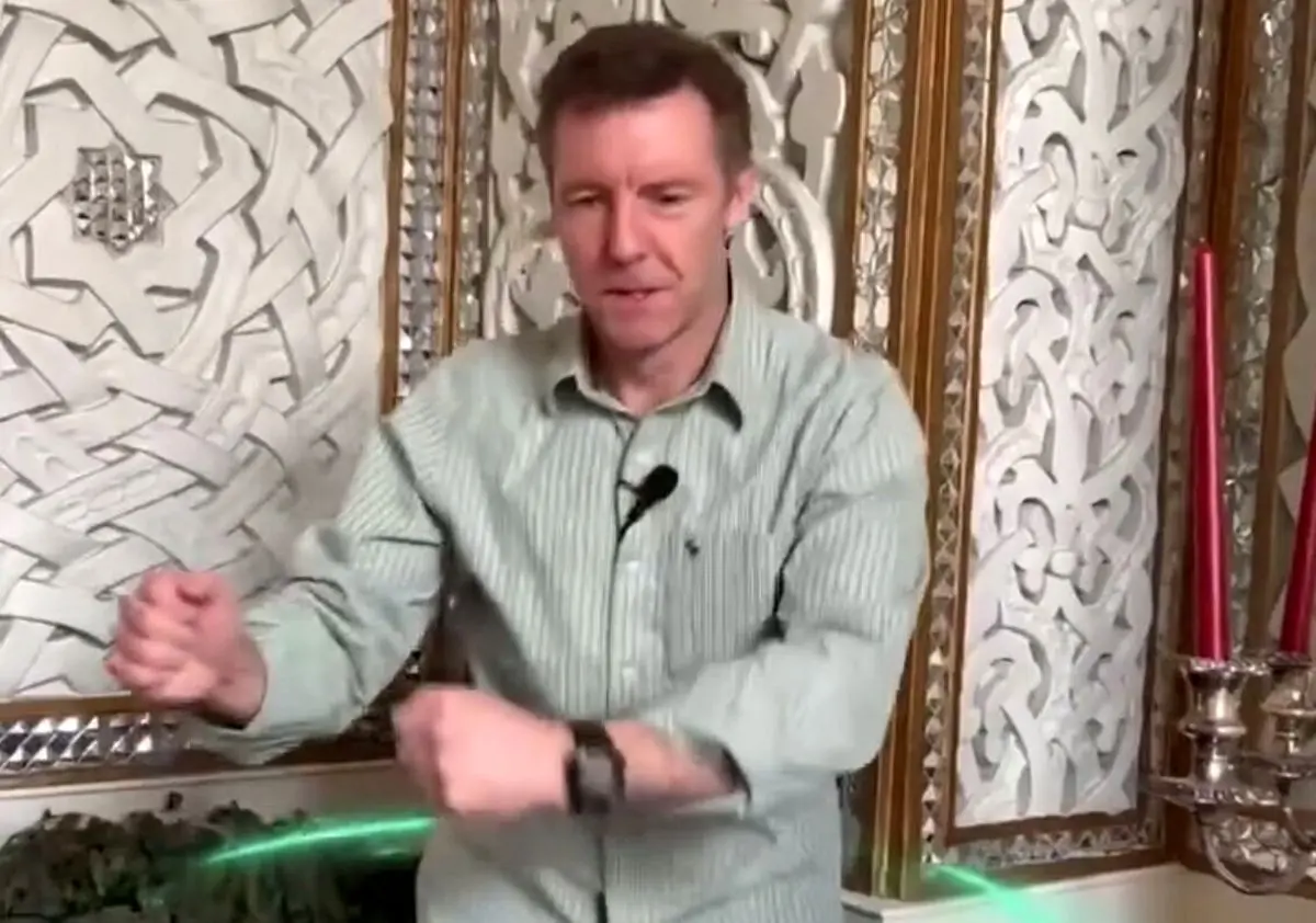 چرا سفیر انگلیس در تهران با صادق بوقی قر داد؟