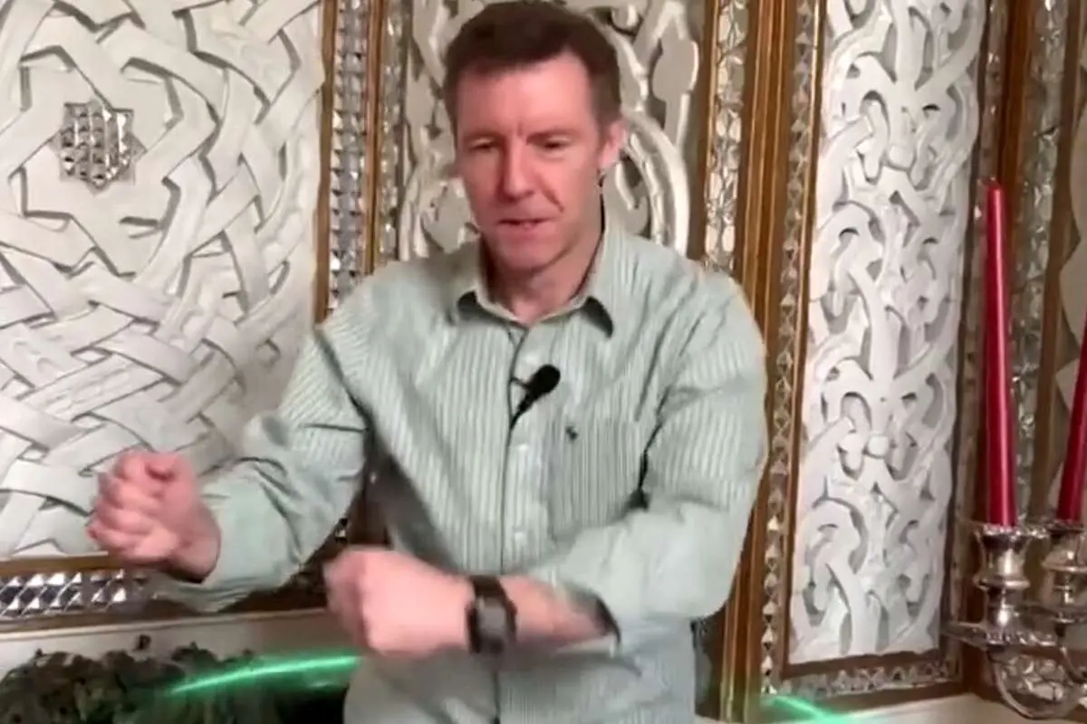 چرا سفیر انگلیس در تهران با صادق بوقی قر داد؟