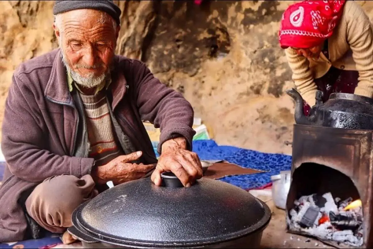 (ویدئو) پخت نان روی ساج و قابلی پلو با مرغ توسط زوج مسن افغانستانی