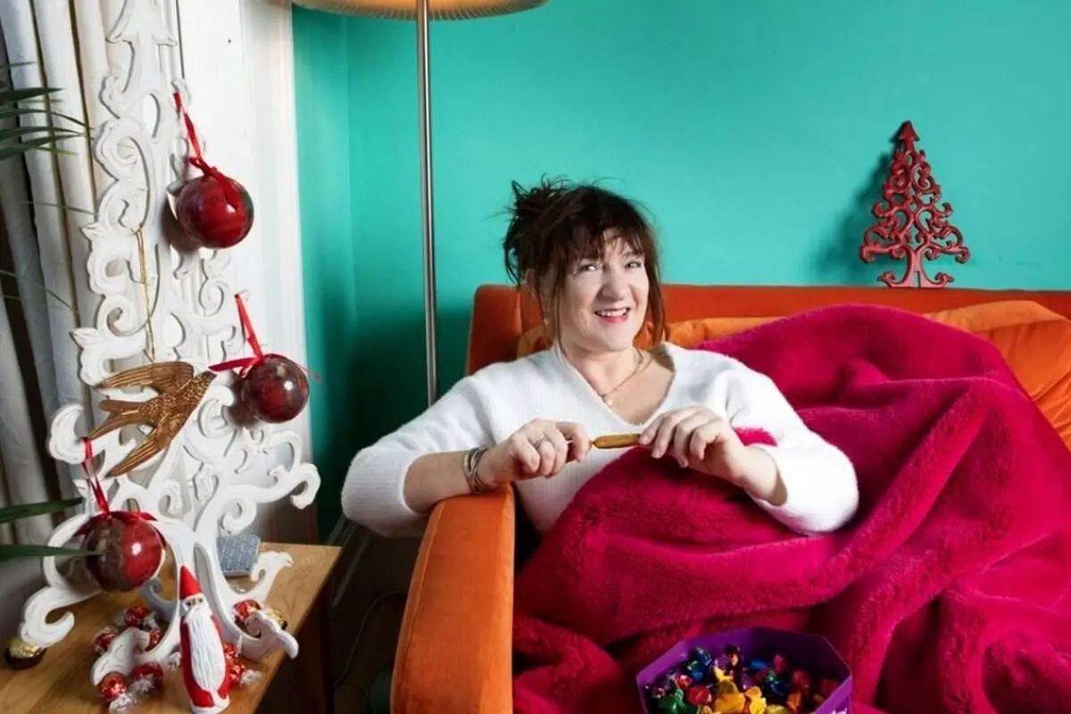 دلیل علمی‌ای که نشان می‌دهد نشستن روی مبل برای شما خوب است!