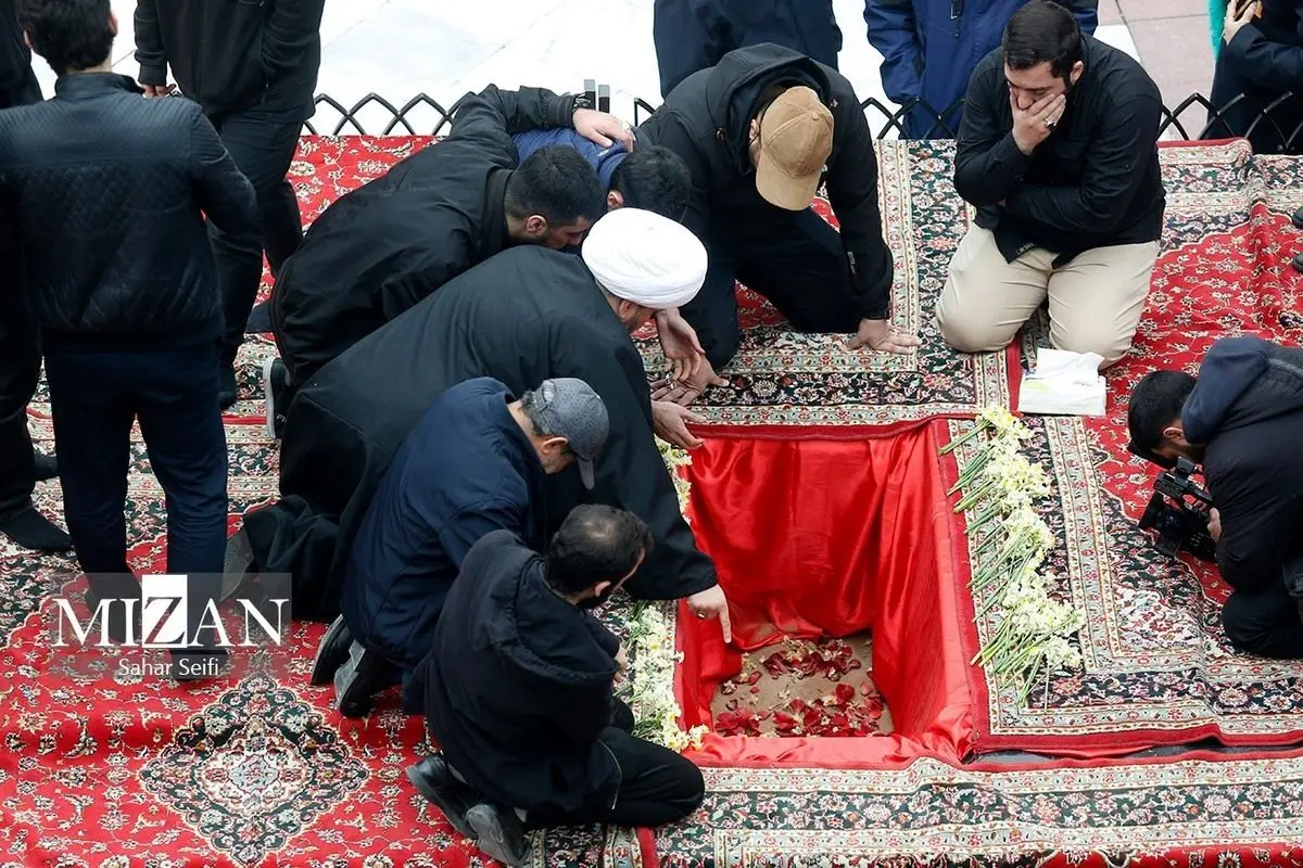 (عکس) زینب سلیمانی در مراسم خاکسپاری سید رضی موسوی