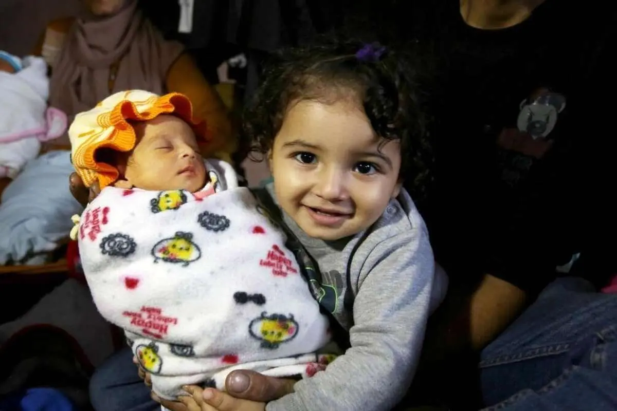 (تصاویر) زن فلسطینی در بحبوحه جنگ در غزه چهارقلو به دنیا آورد