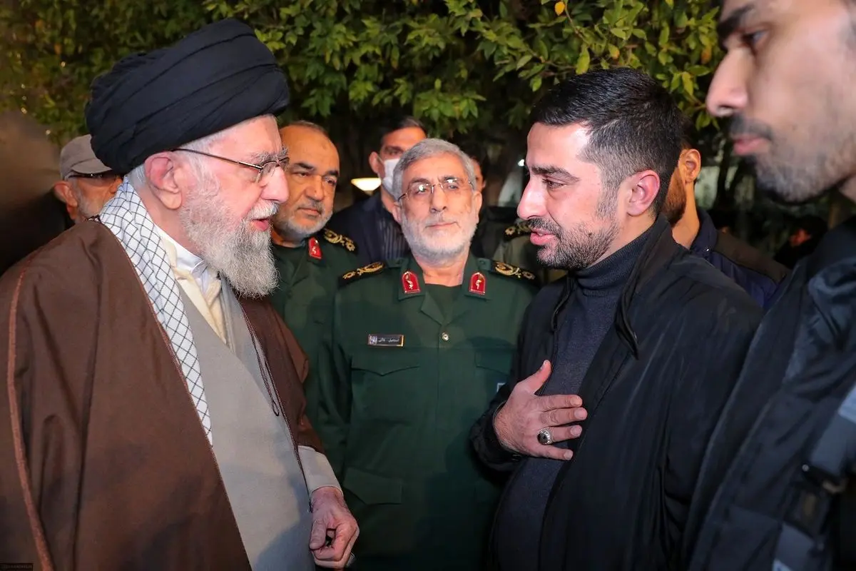(تصاویر) بوسه سردار قاآنی به تابوت شهید سید رضی موسوی