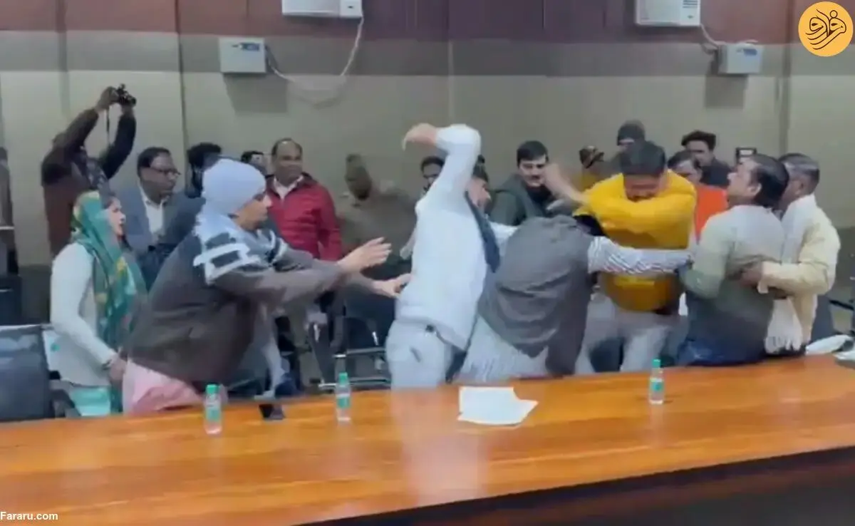 (ویدئو) دو عضو شورای شهر به جان هم افتادند