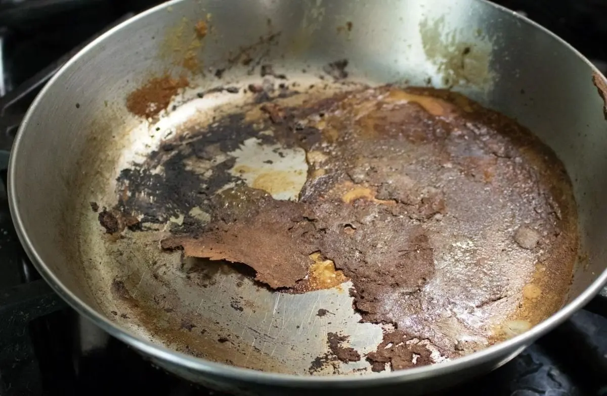 قابلمه سوخته را چطور تمیز کنیم؛ ۱۳ روش آسان و موثر برای تمیز کردن قابلمه یا تابه سوخته