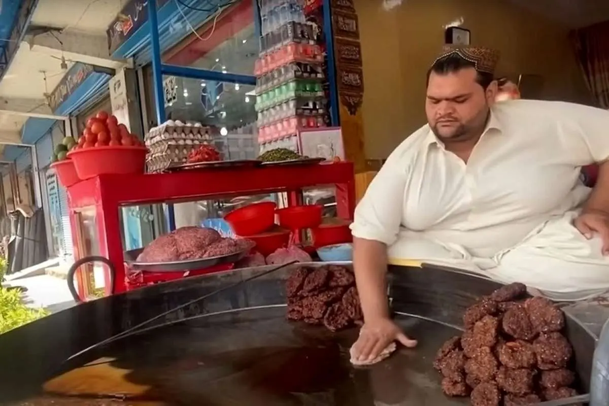 (ویدیو) غذای مشهور خیابانی در افغانستان ؛ پخت چاپلی کباب به سبک آدم خان