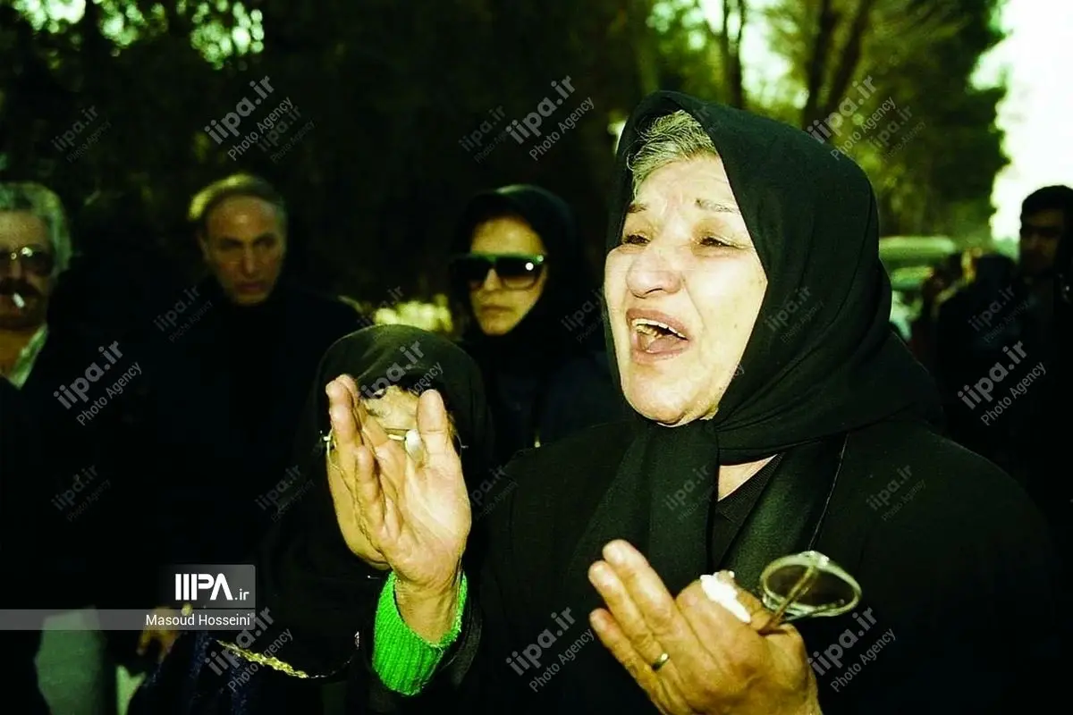 تصاویر منتشر نشده از تشییع پیکر رقیه چهره آزاد در سال ۱۳۷۳