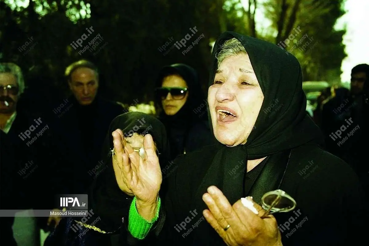 تصاویر منتشر نشده از تشییع پیکر رقیه چهره آزاد در سال ۱۳۷۳