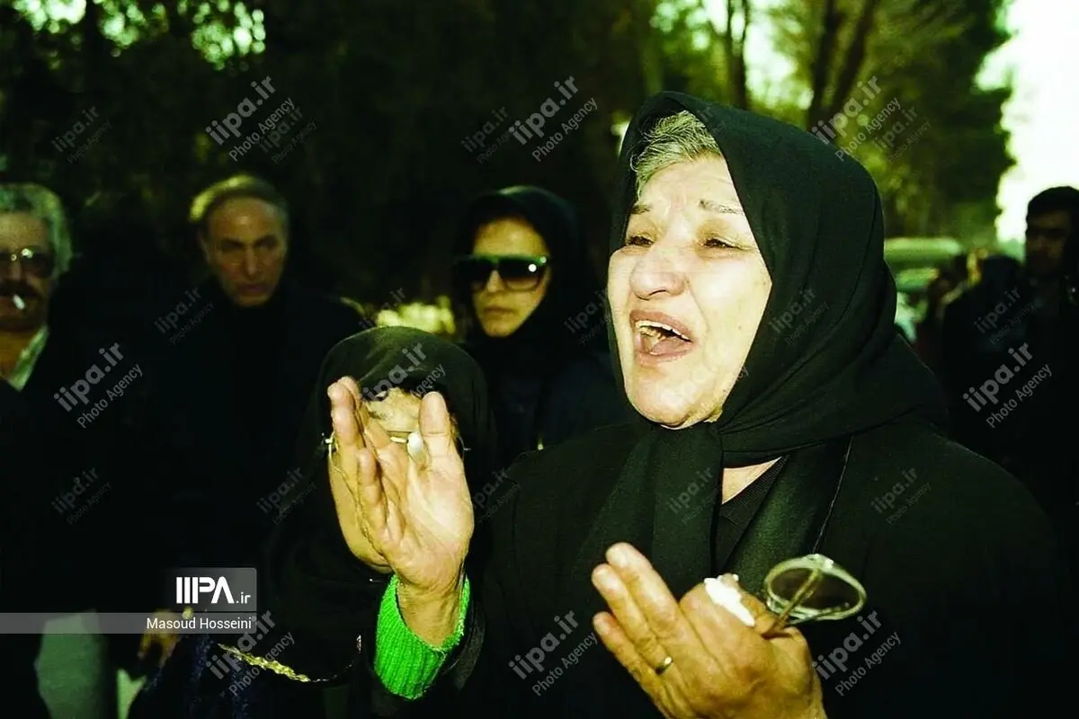 تصاویر منتشر نشده از تشییع پیکر رقیه چهره آزاد در سال ۱۳۷۳