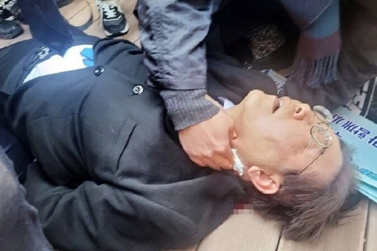 (ویدئو) حمله به رهبر مخالفان ‌کره‌ ای با چاقو