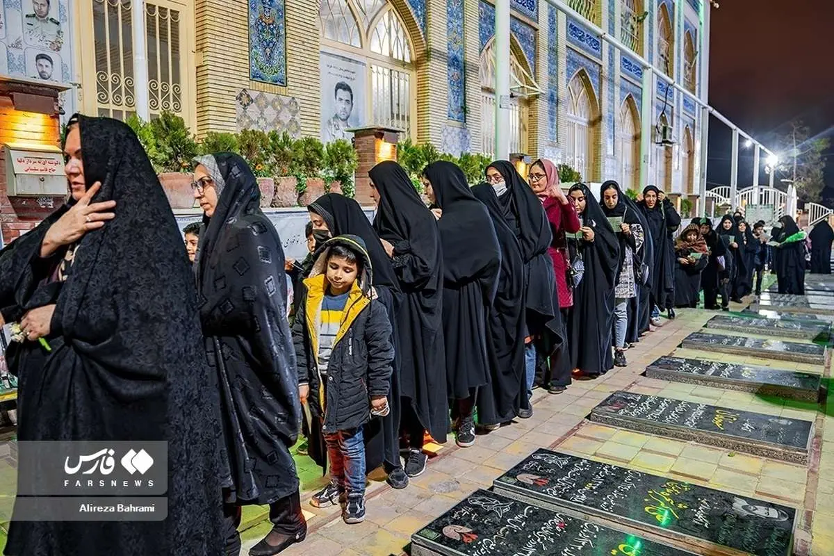 (تصاویر) گلزار شهدای کرمان ساعت ۱:۲۰ دقیقه بامداد