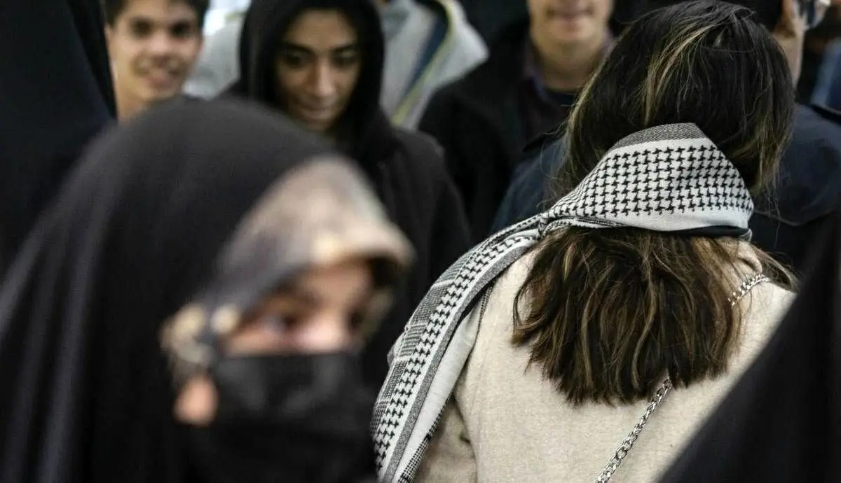 کیهان: دخترانی که پوشش نامناسب دارند اجیر شده‌اند