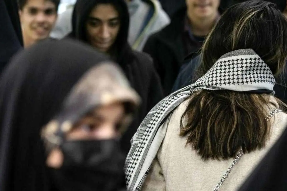کیهان: دخترانی که پوشش نامناسب دارند اجیر شدهاند