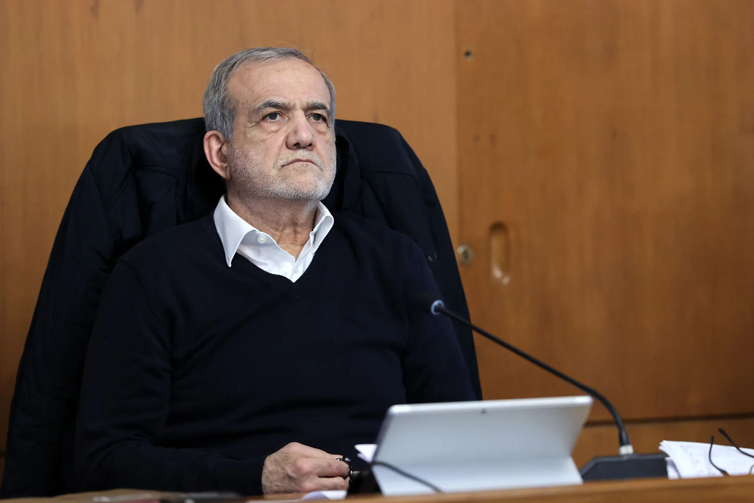 گفتگوی پزشکیان با سه فعال سیاسی - رسانه‌ای، جایگزین نشست خبری شد!