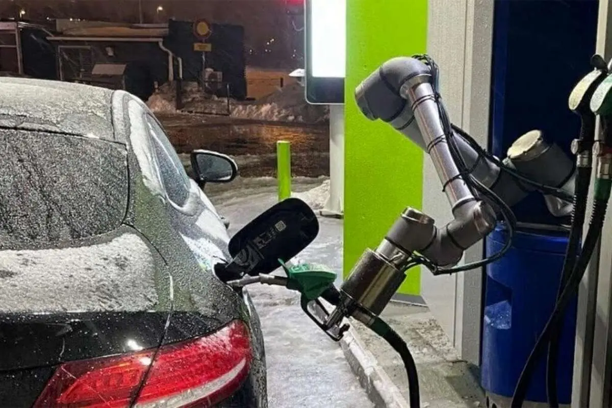 (ویدئو) پمپ بنزین رباتیک