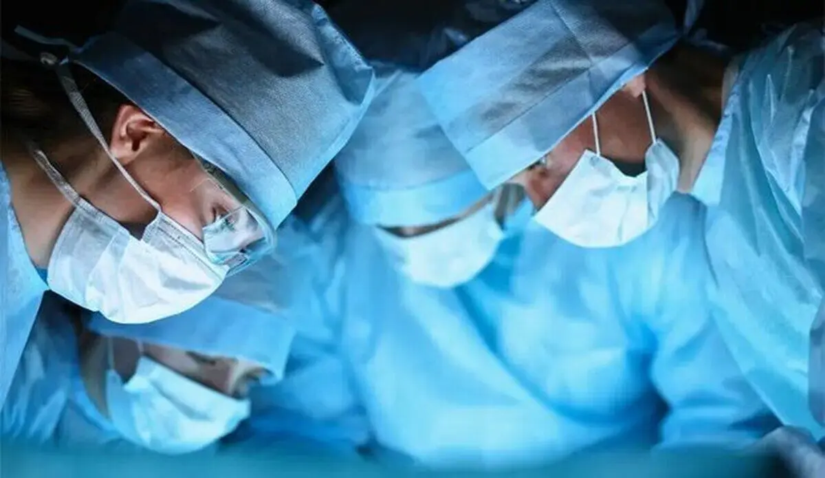 (عکس) این غده ۳۲ کیلویی از شکم یک زن خارج شد!