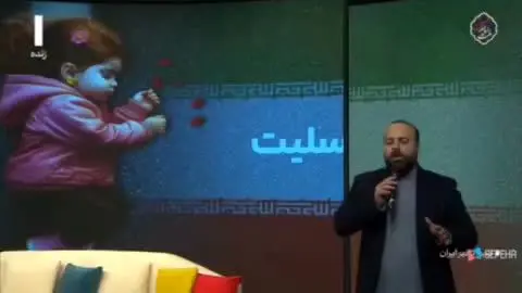 (ویدیو) پخش آهنگ برای دختر کاپشن صورتی با گوشواره‌های قلبی روی آنتن صدا و سیما