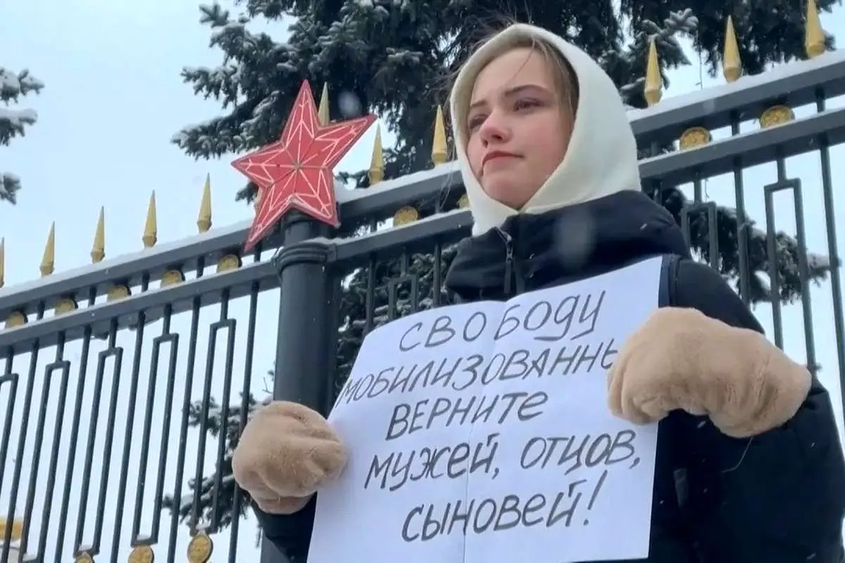 (ویدئو) تجمع اعتراضی همسران سربازان روس حاضر در جنگ اوکراین مقابل کرملین