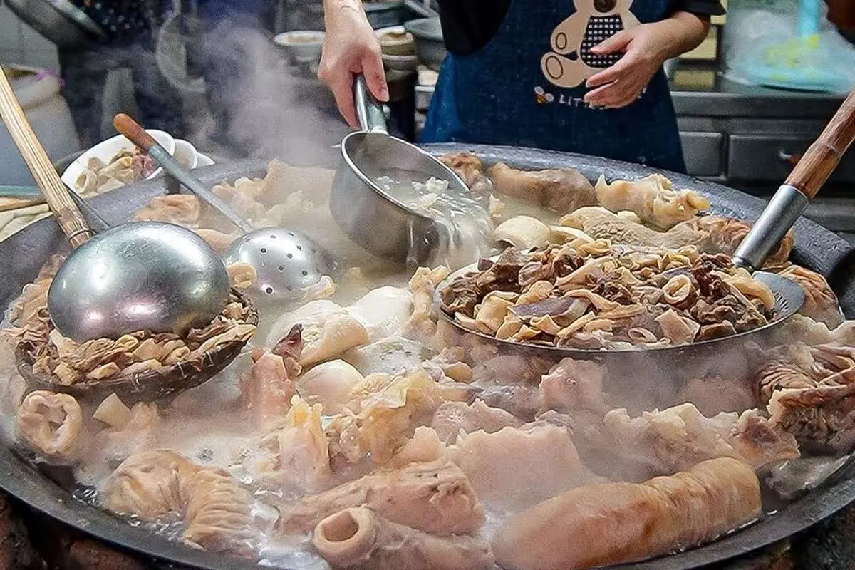 (ویدئو) غذای خیابانی مشهور در تایوان؛ از طبخ سیرابی تا دل، جگر و قلوه گاو