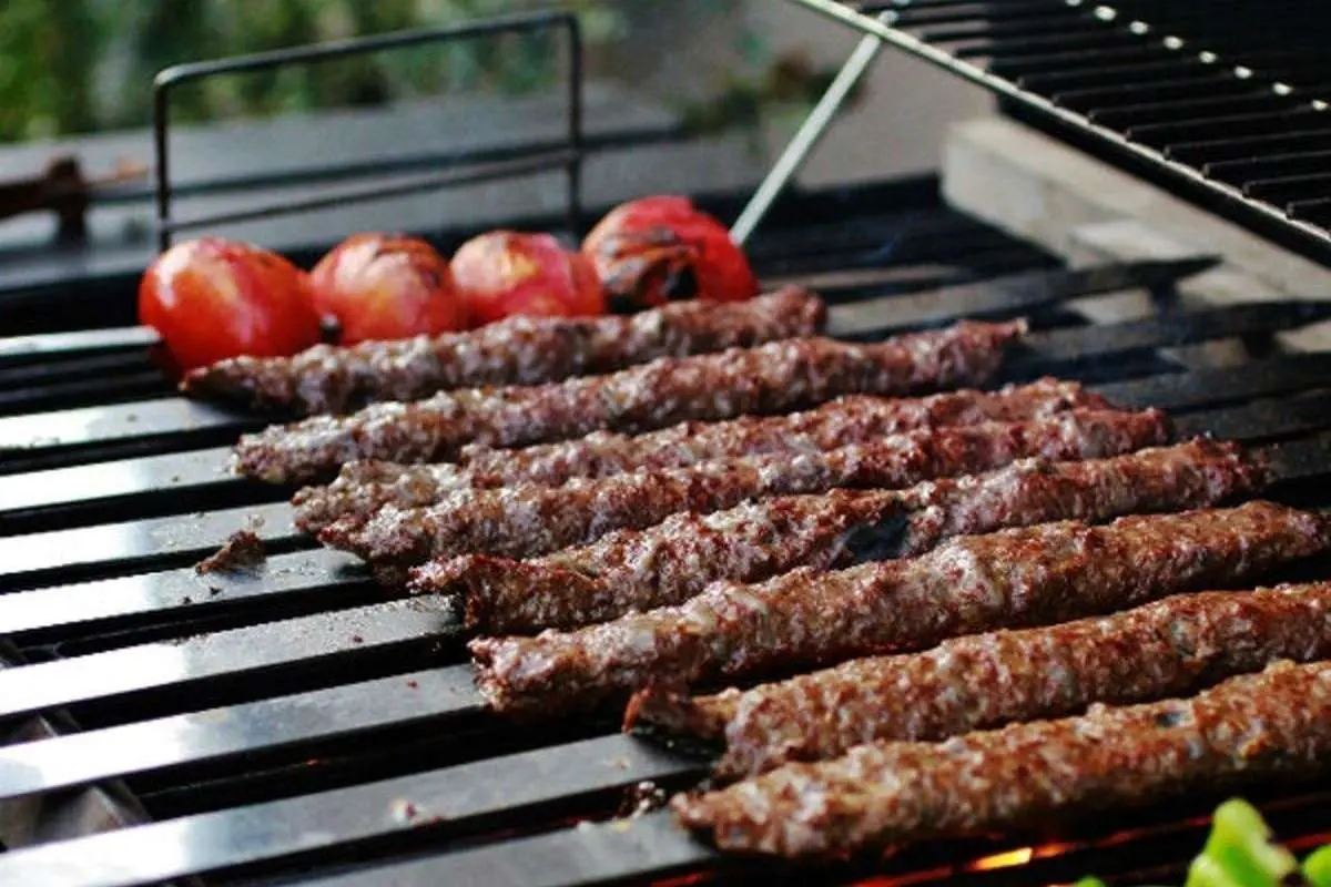 (ویدئو) غذای خیابانی مشهور در عراق؛ تهیه و پخت کباب کوبیده متفاوت در کربلا