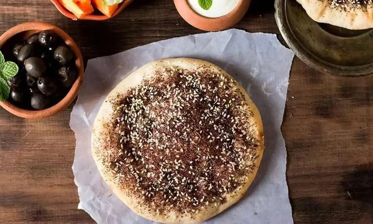 طرز تهیه نان زعتر بدون ورز دادن؛ خوشمزه و خوش‌عطر