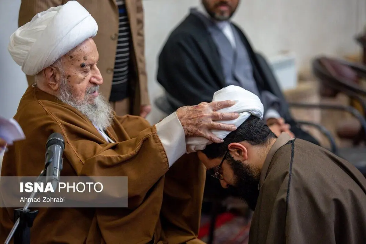 (تصاویر) عمامه گذاری طلاب قم به دست مراجع تقلید