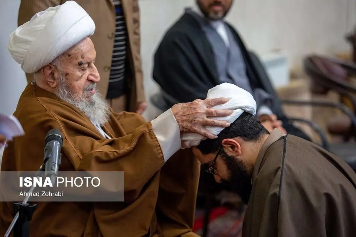 (تصاویر) عمامه گذاری طلاب قم به دست مراجع تقلید