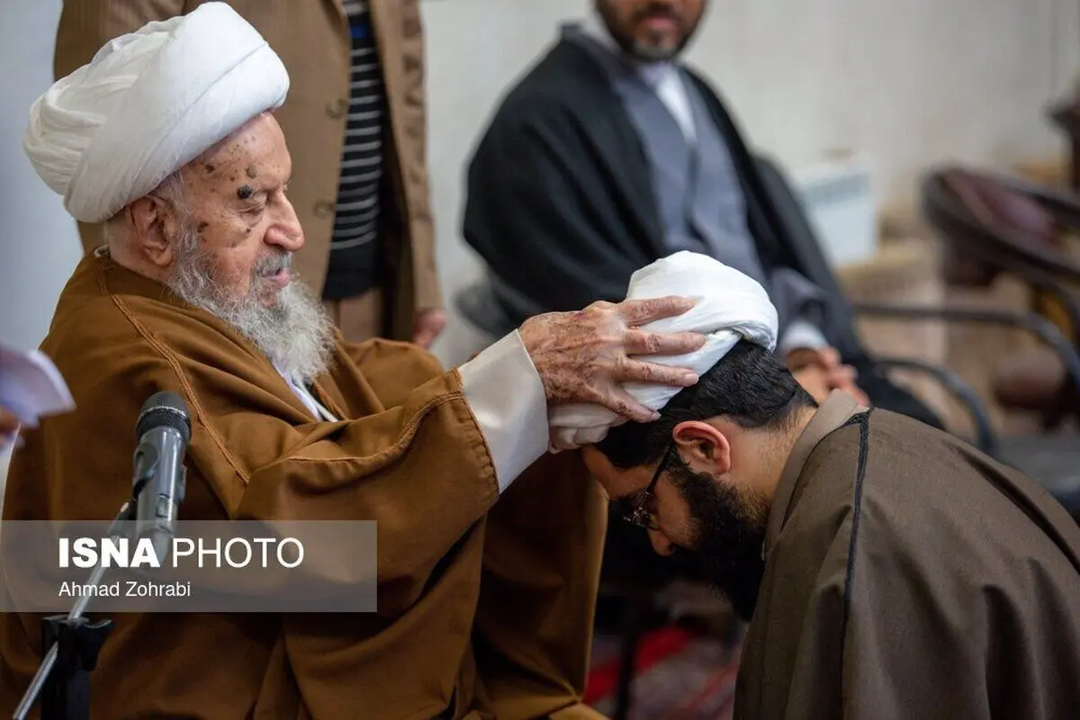 (تصاویر) عمامه گذاری طلاب قم به دست مراجع تقلید