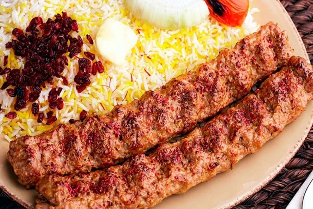 طرز تهیه کباب کوبیده؛ راز نریختن از سیخ